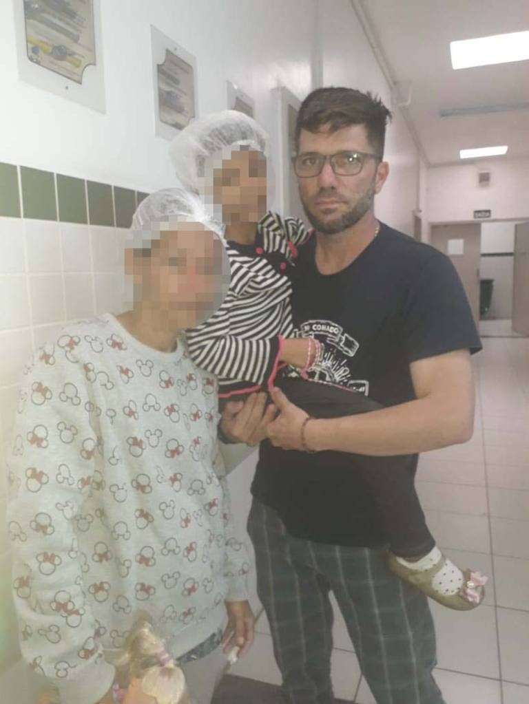 Veterinário acompanha criança em hospital Veterinário acompanha criança em hospital