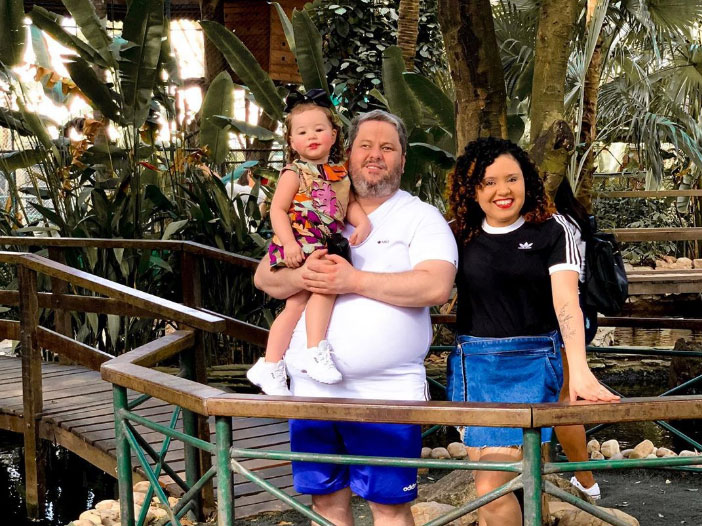 Menina de dois anos ajuda pais cegos a caminhar