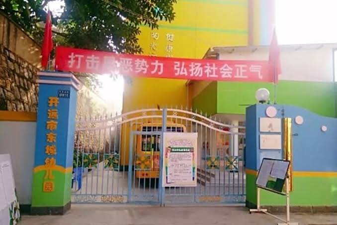 Homem invade escola na China e ataca crianças com ácido