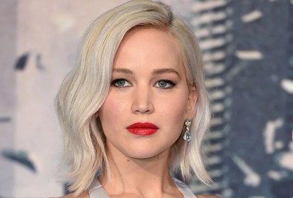 Jennifer Lawrence com cabelos platinados