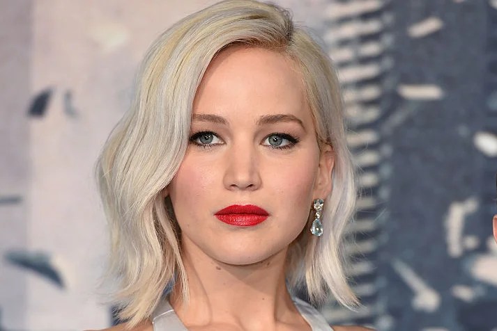 Jennifer Lawrence com cabelos platinados