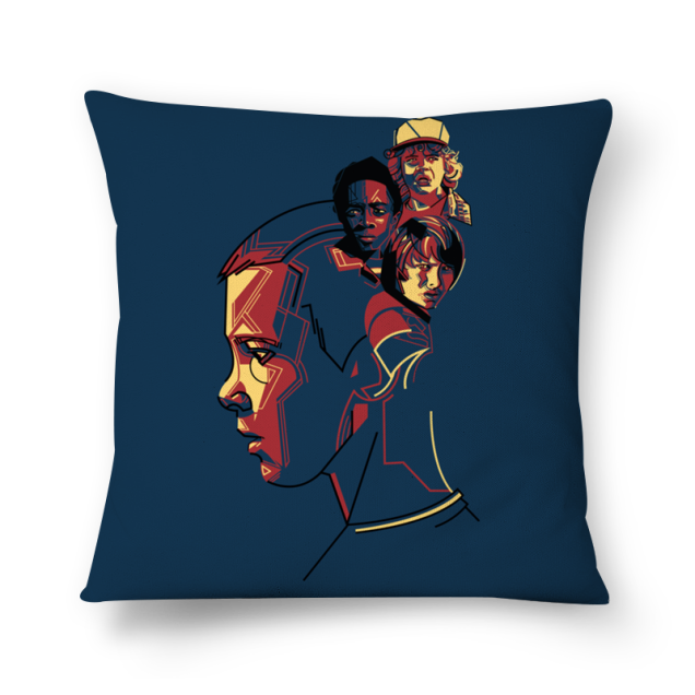Capa de almofada @felipefr, 100% poliéster, de 40 x 40 cm. <a href="https://www.colab55.com/@felipefr/pillows/stranger-things" target="_blank" rel="noopener">Colab55</a>, R$ 59,90 Capa de almofada @felipefr, 100% poliéster, de 40 x 40 cm. <a href="https://www.colab55.com/@felipefr/pillows/stranger-things" target="_blank" rel="noopener">Colab55</a>, R$ 59,90