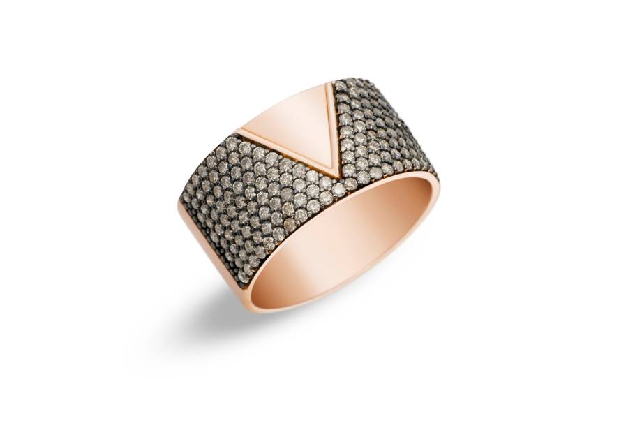 Anel de ouro rosé com diamantes brown. Uma preciosidade que traz de volta o glamour de outras épocas, esta peça deixa qualquer look de festa mais chique. Anel de ouro rosé com diamantes brown. Uma preciosidade que traz de volta o glamour de outras épocas, esta peça deixa qualquer look de festa mais chique.