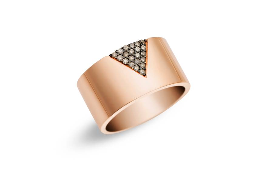 Anel de ouro rosé com diamantes brown. Peça marcante e que pode ser composta com outras joias de estilo minimalista. Sozinho, tem efeito moderno e atual.