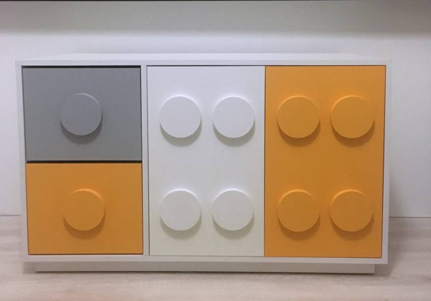 Armário organizador Lego, de MDF laminado, 1 x 0,48 x 0,60 m. <a href="https://www.elo7.com.br/armario-organizador-lego/dp/D78570?e7src=home&e7mdm=recommendation&nav=hm_pd_rc_1_2&qrid=YVUkUqBaROvX#bn=1" target="_blank" rel="noopener">Elo 7 (TEF Design)</a>, R$ 917,20