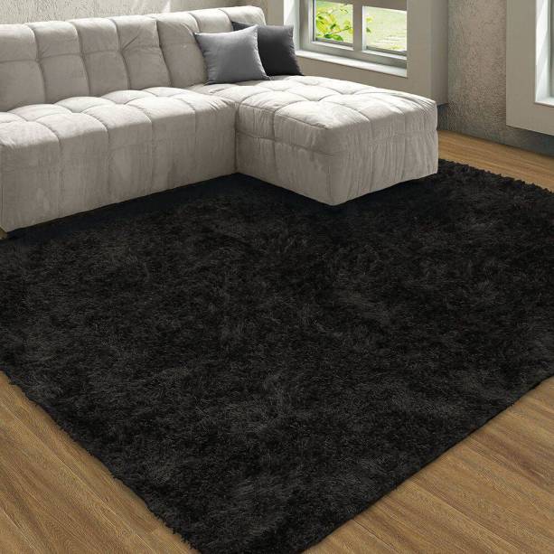 Tapete Belmont Preto, da São Carlos, de poliéster, 1,50 x 1 m. <a href="https://www.americanas.com.br/produto/52943763/tapete-de-sala-peludo-belmont-preto-100-x-150-cm-sao-carlos?WT.srch=1&acc=e789ea56094489dffd798f86ff51c7a9&epar=bp_pl_00_go_cmb_todas_geral_gmv&gclid=EAIaIQobChMI2eu1wead4wIVj4WRCh31Awy_EAkYFyABEgJr8fD_BwE&i=59f15a2beec3dfb1f896dcc1&o=5c6706b56c28a3cb506f9464&opn=YSMESP&sellerId=27539458000170" target="_blank" rel="noopener">Americanas.com</a>, R$ 332,29