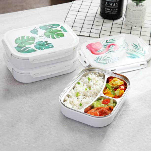 Marmita de aço inoxidável Microwaveable Bento Box, com três compartimentos. Medidas <span>26 x 19,5 x 5 cm. <a href="https://www.newchic.com/pt/saiclehome-lunch-boxes-7248/p-1361435.html?rmmds=category" target="_blank" rel="noopener">New Chic</a>, R$ 73,19</span>  