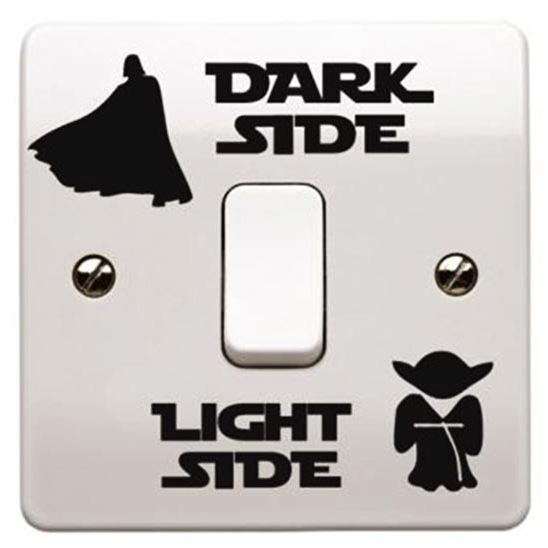Adesivo Star Wars - Dark Side/Light Side. <a href="https://www.quartogeek.com.br/loja/adesivo-dark-side-ligth-side.html">Quarto Geek</a>, R$ 12,90 Adesivo Star Wars - Dark Side/Light Side. <a href="https://www.quartogeek.com.br/loja/adesivo-dark-side-ligth-side.html">Quarto Geek</a>, R$ 12,90