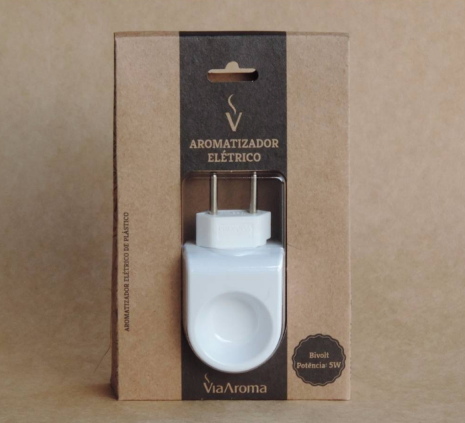 Aromatizador Elétrico Difusor Standart Via Aroma Bivolt. <a href="https://www.americanas.com.br/produto/42550272/aromatizador-eletrico-difusor-standart-via-aroma-bivolt?WT.srch=1&acc=e789ea56094489dffd798f86ff51c7a9&epar=bp_pl_00_go_cmb_todas_geral_gmv&gclid=EAIaIQobChMIgNWuofi24QIVFgmRCh2E-AYqEAYYAyABEgKpvPD_BwE&i=59d6f99eeec3dfb1f8d24fc9&o=5b9811e6ebb19ac62cb17eb5&opn=YSMESP&sellerId=24969058000106">Americanas</a>, R$ 32,90. Nele, devem ser adicionadas algumas gostas de óleo essencial