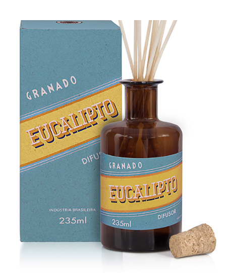 Difusor Eucalipto 235ml. <a href="https://www.granado.com.br/produto/difusor-eucalipto-235ml?gclid=EAIaIQobChMImb2V9Ie34QIVggWRCh1r0Q8hEAQYAiABEgI2TPD_BwE">Granado</a>, R$ 99,50