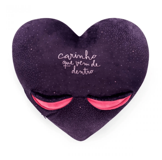 Almofada massageadora para pés, de poliéster. <a href="https://loja.imaginarium.com.br/almofada-massageadora-para-pes-coracao/p">Imaginarium</a>, R$ 179,90 Almofada massageadora para pés, de poliéster. <a href="https://loja.imaginarium.com.br/almofada-massageadora-para-pes-coracao/p">Imaginarium</a>, R$ 179,90