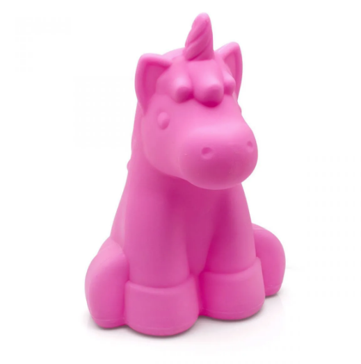 Luminária de Unicórnio cor de rosa, de polietileno, nas medidas 37 x 23 cm. <a href="https://loja.imaginarium.com.br/luminaria-unicornio-rosa/p" target="_blank" rel="noopener">Imaginarium</a>, R$ 159,90