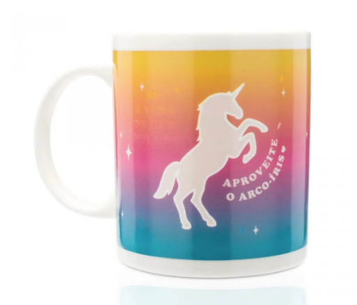 Caneca de porcelana termossensível, com capacidade para 310 ml.<a href="https://loja.imaginarium.com.br/caneca-termossensivel-unicornio/p" target="_blank" rel="noopener"> Imaginarium,</a> R$ 49,90