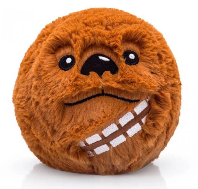 Almofada Star Wars Chewbacca, de poliéster, com 14 cm de diâmetro. <a href="https://loja.imaginarium.com.br/almofada-colecionavel-star-wars-chewbacca/p?idsku=14703&gclid=EAIaIQobChMI8q3DyaSC4gIVjAuRCh3oswifEAkYCCABEgIO1PD_BwE" target="_blank" rel="noopener">Imaginarium</a>, R$ 49,90 <h2 class="produto-nome"></h2>