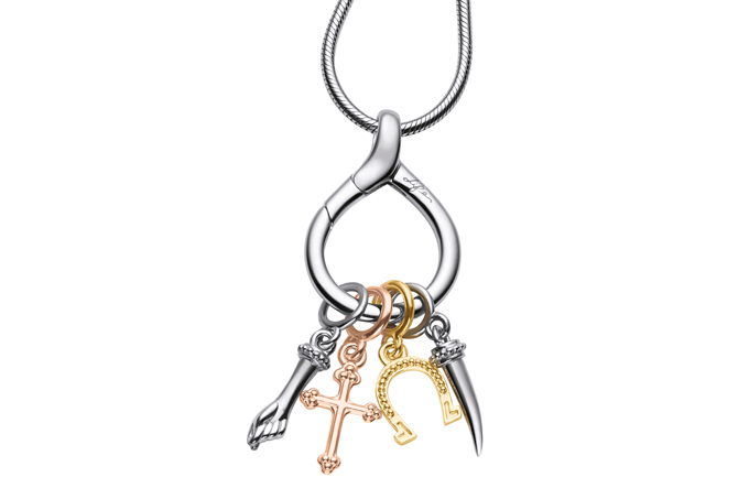 A nova coleção Life by Vivara apresenta uma variedade de pingentes que, juntos, compõe um poderoso amuleto. A nova coleção Life by Vivara apresenta uma variedade de pingentes que, juntos, compõe um poderoso amuleto.