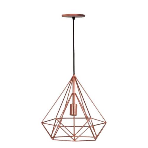 Lustre pendente de aço com 30 cm de altura. <a href="https://www.shoptime.com.br/produto/32885797/lustre-pendente-aramado-diamante-piramide-cobre?WT.srch=1&acc=a76c8289649a0bef0524c56c85e71570&epar=bp_pl_00_go_pla_dec_geral_gmv&gclid=EAIaIQobChMInujCwNTa5QIVTwmRCh0e_g6iEAYYAyABEgJY-_D_BwE&i=57f5f2d3eec3dfb1f89a5751&o=5aa3f4ddebb19ac62c35f60c&opn=GOOGLEXML&sellerId=10776984000150&sellerid=10776984000150&wt.srch=1" target="_blank" rel="noopener">Shoptime</a>, R$ 56,44