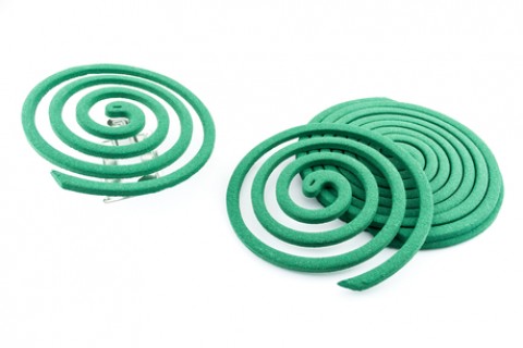 O espiral vem com suporte e basta acender a ponta - ele queima sem chamas e a fumaça repele os mosquitos. <a href="https://www.google.com/shopping/product/8970719024706248796?lsf=seller:101617997,store:14283101612397542145&prds=oid:15202440542407719002&q=espiral+mosquito&hl=pt-BR&ei=bzQaXN66Esy2wATpybLYAg&lsft=gclid:EAIaIQobChMIvcnh1O2r3wIVhQeRCh3YWgEEEAQYAyABEgJSjPD_BwE" target="_blank" rel="noopener">Leroy Merlin</a>, R$ 4,99