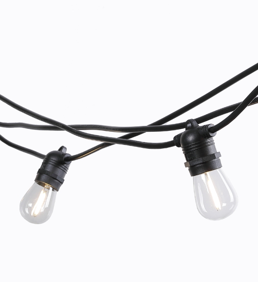 Cordão de lâmpadas Festão, de 6 m, com 10 soquetes (sem lâmpada), com plugue bivolt. <a href="https://www.amazon.com.br/Fest%C3%A3o-Luz-Interruptor-interno-externo/dp/B07NBNQ1WR/ref=as_li_ss_tl?__mk_pt_BR=%C3%85M%C3%85%C5%BD%C3%95%C3%91&keywords=festao&qid=1566488776&s=gateway&sr=8-2&linkCode=ll1&tag=mdemulher02-20&linkId=e87c58d108c29a16b70e65dda4bb89e6&language=pt_BR" target="_blank" rel="noopener">Amazon</a>, R$ 190