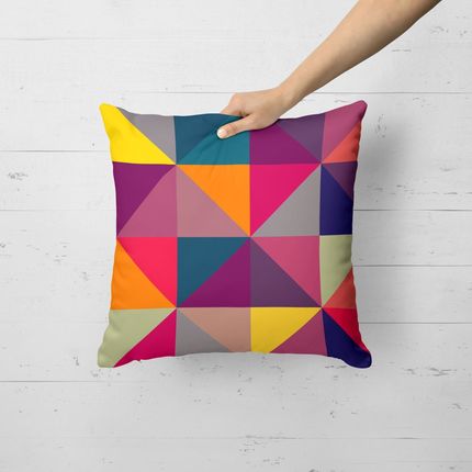 Almofada Geométricos Multicolor Zoom, de poliéster, 35 x 35 cm. <a href="https://www.madeiramadeira.com.br/almofada-avulsa-decorativa-geometricos-multicolor-zoom-35x35cm-1664175.html?_btid=d41d8cd98f00b204e9800998ecf8427e" target="_blank" rel="noopener">MadeiraMadeira</a>, R$ 30