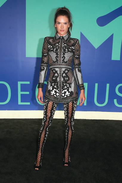 Alessandra Ambrosio vestindo Balmain