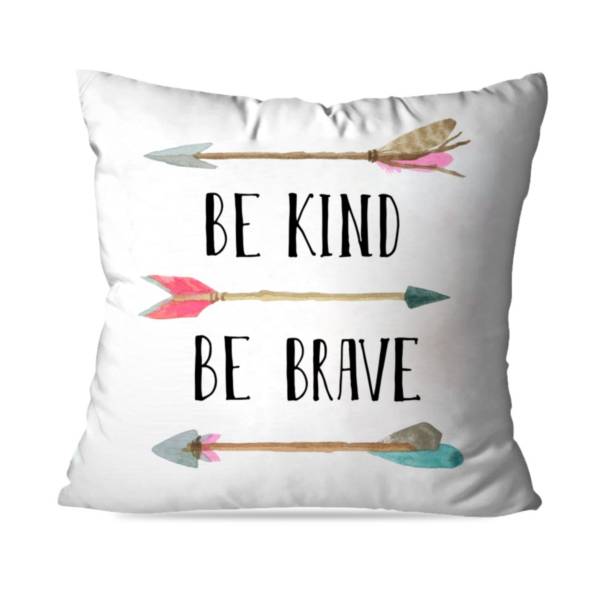 Almofada Be Kind Be Brave, de poliéster, 35 x35 cm. <a href="https://www.wevans.com.br/almofada-avulsa-decorativa-be-kind-be-brave" target="_blank" rel="noopener">Wevans</a>, R$ 29,90