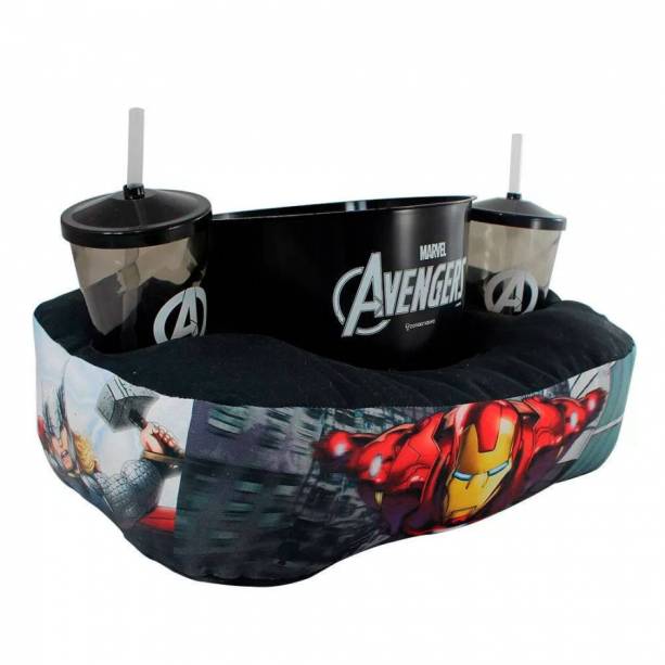 Kit almofada e porta-pipoca Vingadores, com copo de 500 ml e balde 2,5 litros. <a href="https://www.artgeek.com.br/almofadas/kit-almofada-porta-pipoca-vingadores-avengers/5428" target="_blank" rel="noopener">Artgeek</a>, R$ 92,90