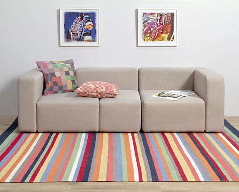 Tapete Listra Colorido, de kilim artesanal, 1,50 x 2 m. <a href="https://produto.mercadolivre.com.br/MLB-933439606-tapete-listra-colorido-de-150-x-200-_JM?quantity=1" target="_blank" rel="noopener">Mercado Livre</a>, R$ 360