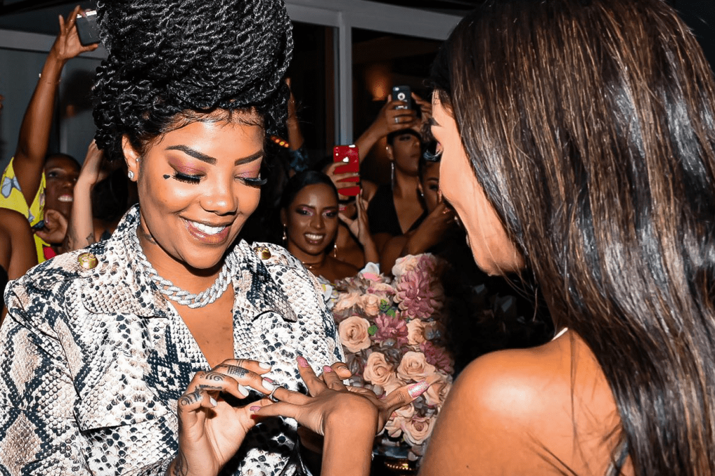 De tênis, Ludmilla usa vestido inusitado (e chique) no casamento-surpresa