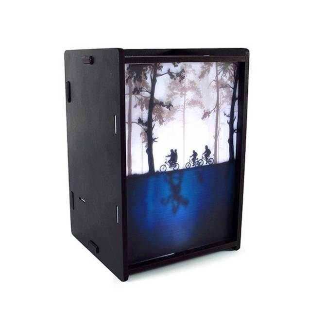 Luminária Mundo Invertido, de MDF, 17 x 25 x 12 cm. <a href="https://www.artgeek.com.br/luminarias/luminaria-mundo-invertido-stranger-things/2382?gclid=EAIaIQobChMIjv-NlICZ4wIVUwuRCh0Z1AMlEAQYBCABEgI5rPD_BwE" target="_blank" rel="noopener">Artgeek</a>, R$ 106,90 Luminária Mundo Invertido, de MDF, 17 x 25 x 12 cm. <a href="https://www.artgeek.com.br/luminarias/luminaria-mundo-invertido-stranger-things/2382?gclid=EAIaIQobChMIjv-NlICZ4wIVUwuRCh0Z1AMlEAQYBCABEgI5rPD_BwE" target="_blank" rel="noopener">Artgeek</a>, R$ 106,90