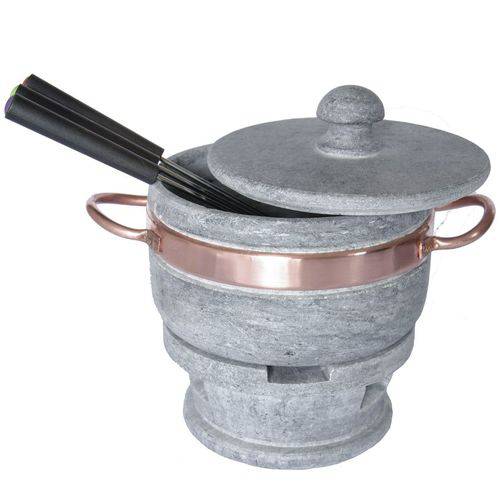 Míni fondue de pedra sabão (14 cm de diâmetro), com três garfos. <a href="https://www.shoptime.com.br/produto/39613940/fondue-de-pedra-sabao-rechaud-panela-1-0-litros?pfm_carac=fondue&pfm_index=11&pfm_page=search&pfm_pos=grid&pfm_type=search_page%20" target="_blank" rel="noopener">Shoptime</a>, R$ 88,90