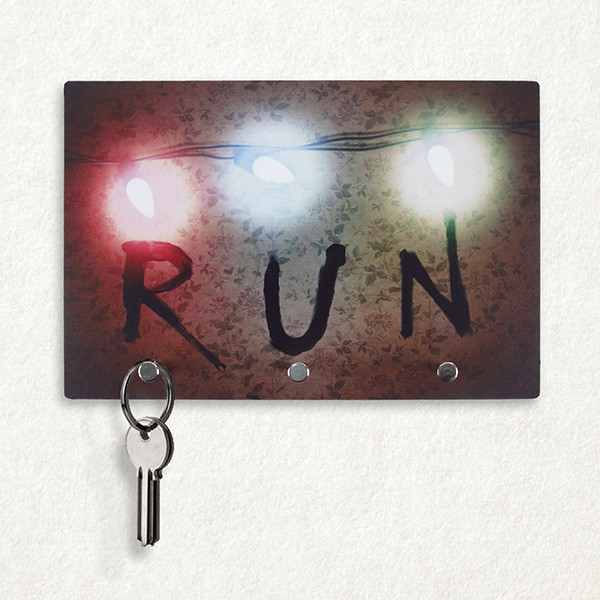 Porta-chave Run, de plástico com ganchos metálicos, 23 x 15,5 cm. <a href="https://www.f2fstore.com.br/Porta-Chaves-Stranger-Things-Run" target="_blank" rel="noopener">F2F Store</a>, R$ 34,90 Porta-chave Run, de plástico com ganchos metálicos, 23 x 15,5 cm. <a href="https://www.f2fstore.com.br/Porta-Chaves-Stranger-Things-Run" target="_blank" rel="noopener">F2F Store</a>, R$ 34,90