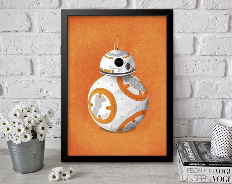 Quadro BB-8, com moldura preta e vidro de acrílico (15 x 20 cm). <a href="https://www.quadrorama.com.br/produto/star-wars-bb-8-2" target="_blank" rel="noopener">Quadrorama</a>, R$ 35,90