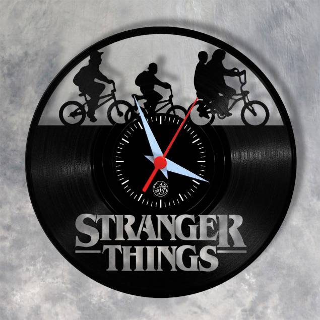 Relógio de parede, de vinil, 30 cm de diâmetro. <a href="https://produto.mercadolivre.com.br/MLB-1036770257-relogio-de-vinil-disco-lp-parede-stranger-thing-_JM?quantity=1" target="_blank" rel="noopener">Mercado Livre</a>, R$ 59 Relógio de parede, de vinil, 30 cm de diâmetro. <a href="https://produto.mercadolivre.com.br/MLB-1036770257-relogio-de-vinil-disco-lp-parede-stranger-thing-_JM?quantity=1" target="_blank" rel="noopener">Mercado Livre</a>, R$ 59