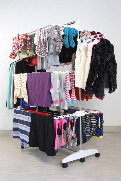 SuperVaral dobrável (1,50 x 0,90 x 0,66 m montado), de aço inox, com seis prateleiras, 18 varetas, barra para cabides, 24 ganchos para meias e roupas íntimas e rodinhas. <a href="https://www.supervaral.com.br/produto/supervaral-sv100/" target="_blank" rel="noopener">Supervaral.com.br</a>, R$ 210 SuperVaral dobrável (1,50 x 0,90 x 0,66 m montado), de aço inox, com seis prateleiras, 18 varetas, barra para cabides, 24 ganchos para meias e roupas íntimas e rodinhas. <a href="https://www.supervaral.com.br/produto/supervaral-sv100/" target="_blank" rel="noopener">Supervaral.com.br</a>, R$ 210