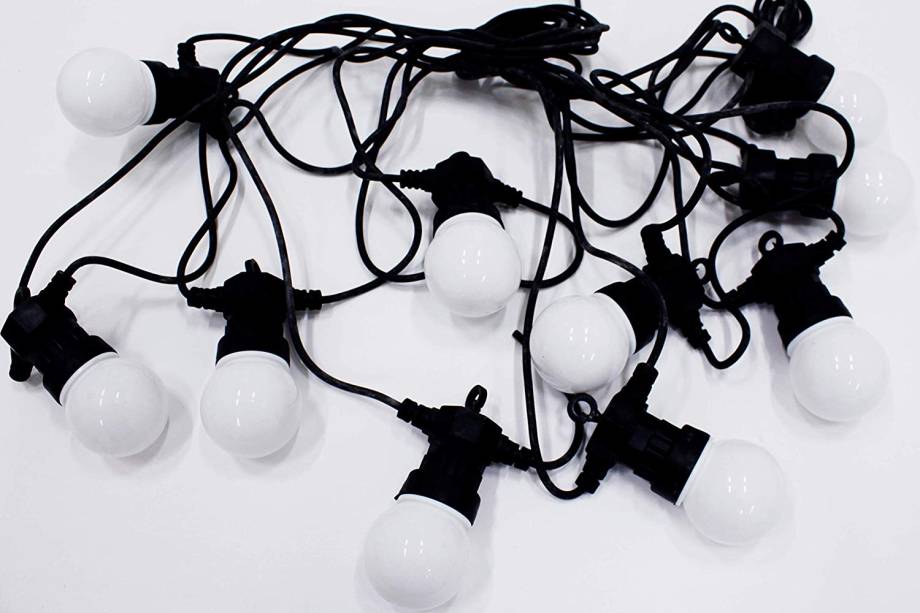 Cordão de Luzes emborrachado Taschibra, com 3 m, lâmpadas LED, tomada bivolt. <a href="https://www.amazon.com.br/Cord%C3%A3o-Luminoso-Emborrachado-Taschibra-Bivolt/dp/B07NLXRYGB/ref=as_li_ss_tl?__mk_pt_BR=%C3%85M%C3%85%C5%BD%C3%95%C3%91&keywords=cord%C3%A3o+luz&qid=1566235245&s=home&sr=1-31&linkCode=ll1&tag=mdemulher02-20&linkId=db32bfd993dd7bf6b00cfd85955264ef&language=pt_BR" target="_blank" rel="noopener">Amazon</a>, R$ 164,90