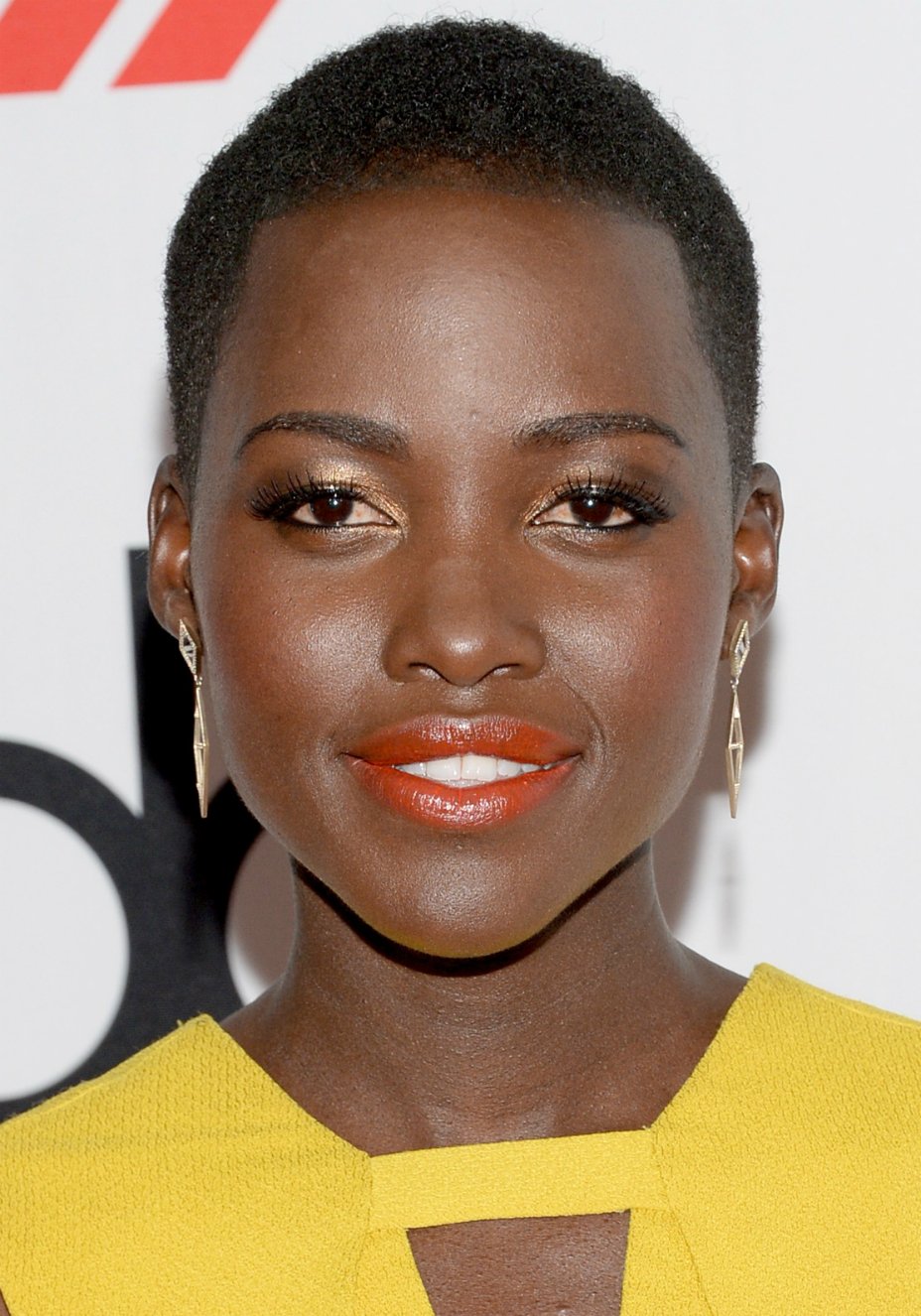 Batom laranja acende o make no inverno e é a escolha das famosas