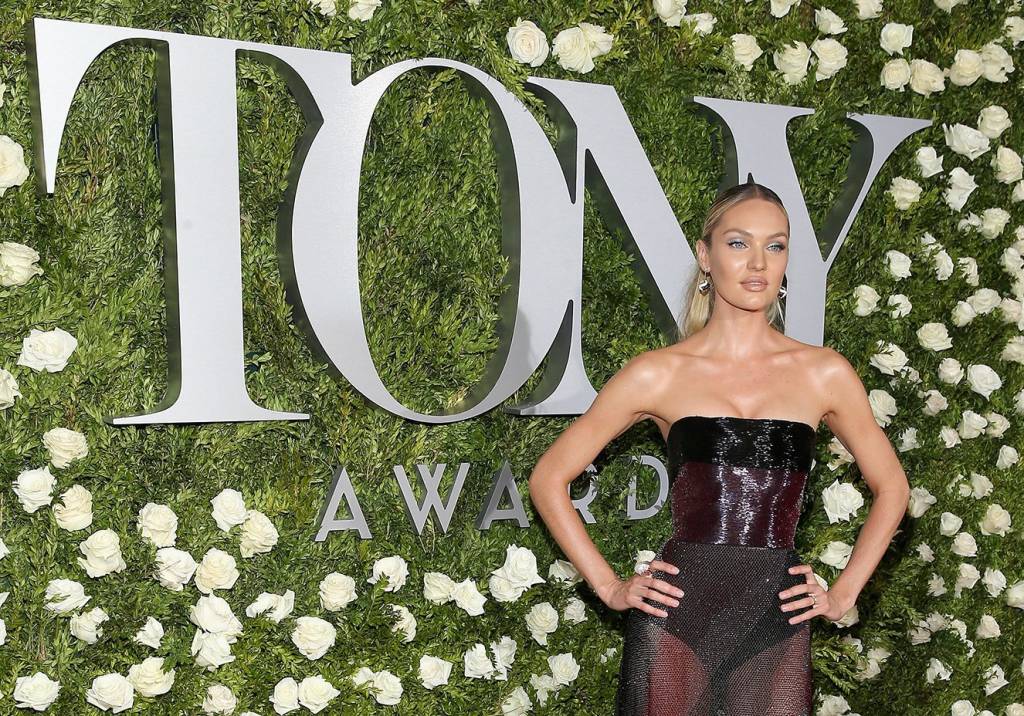 Os lindos vestidos das famosas no tapete vermelho do Tony Awards