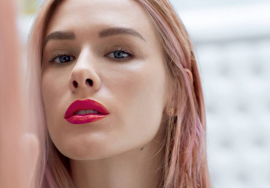 Fiorella Mattheis em 5 makes com batons coloridos e ultraglossy