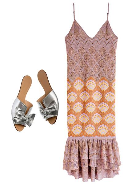 Vestido de lurex, <strong>Gig Couture</strong>, R$ 3 291*. Slides de couro,<strong> Corello</strong>, R$ 280. Vestido de lurex, <strong>Gig Couture</strong>, R$ 3 291*. Slides de couro,<strong> Corello</strong>, R$ 280.