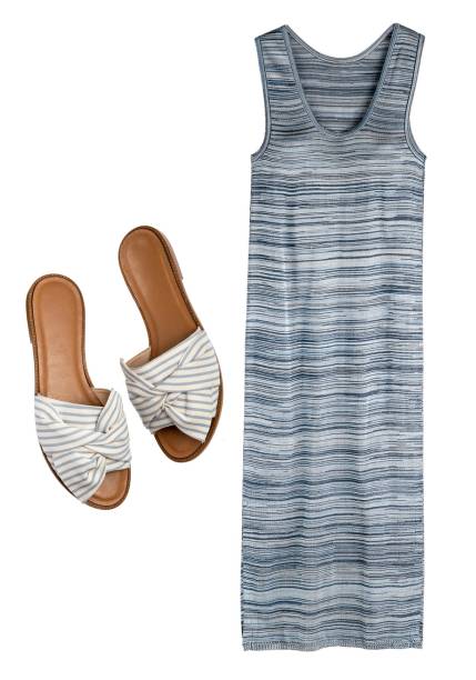 Vestido de tricô,<strong> Amaro</strong>, R$ 190. Slides de sarja, <strong>Arezzo</strong>, R$ 200.