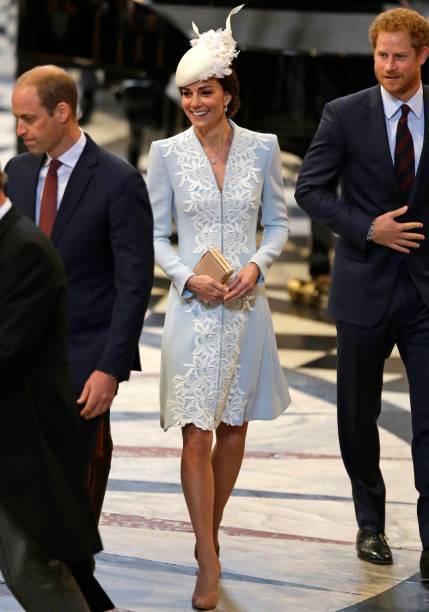 <strong>07 de fevereiro de 2016</strong> &ndash; Sempre elegante, Kate optou por um casaco de corte cl&aacute;ssico da grife<strong> Alexander McQueen</strong> para o anivers&aacute;rio de 75 anos dos cadetes da For&ccedil;a A&eacute;rea Real. Acess&oacute;rios escuros, em preto e azul-marinho, finalizaram.&nbsp;