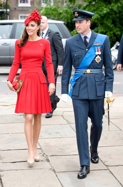 <strong>09 de junho de 2011</strong> &ndash; O primeiro evento de gala ap&oacute;s seu casamento com Pr&iacute;ncipe William pedia uma produ&ccedil;&atilde;o especial. O belo vestido de paet&ecirc;s ros&eacute;, adorado com cristais Swarovski, &eacute; assinado por <strong>Jenny Packham</strong>.