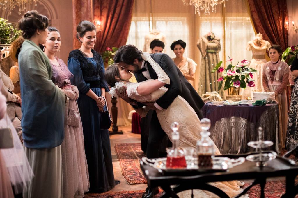 Orgulho e Paixão: Ema se veste de noiva ao lado de Ernesto. Veja o vestido