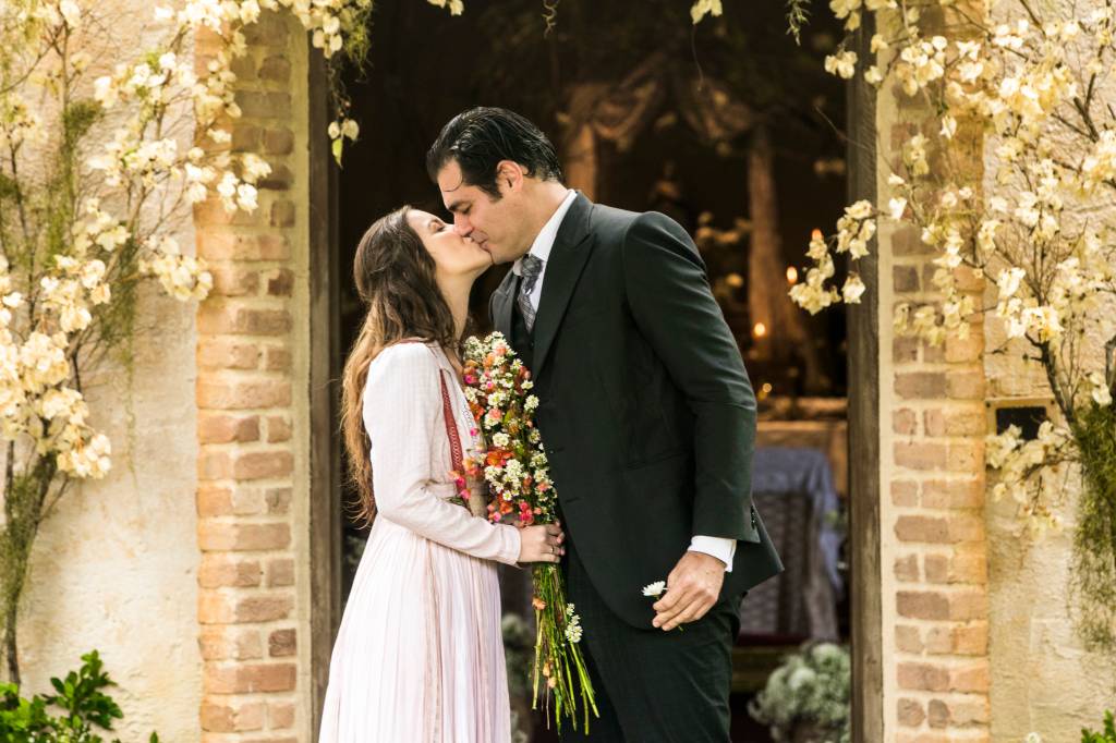 Elisabeta e Darcy se casam em Orgulho e Paixão: veja as fotos e o vestido