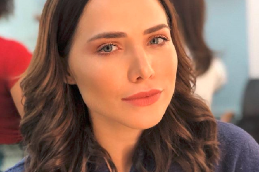 Leticia Colin monta look divertido com camiseta feminista e saia colorida