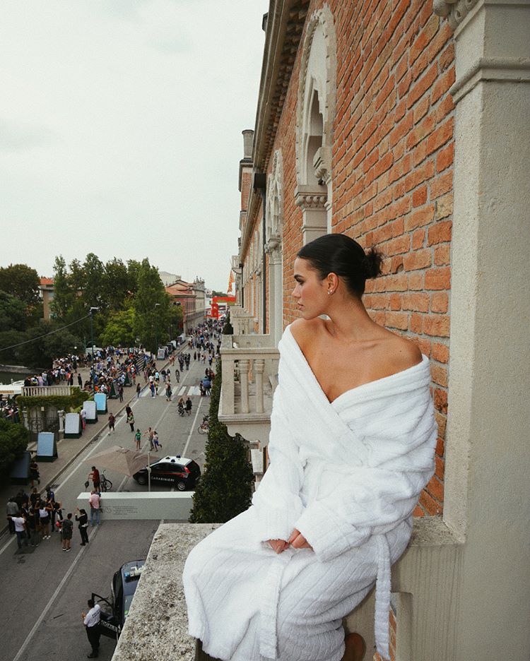 Bru Marquezine usou pijama de *apenas* R$ 2,7 mil em Veneza