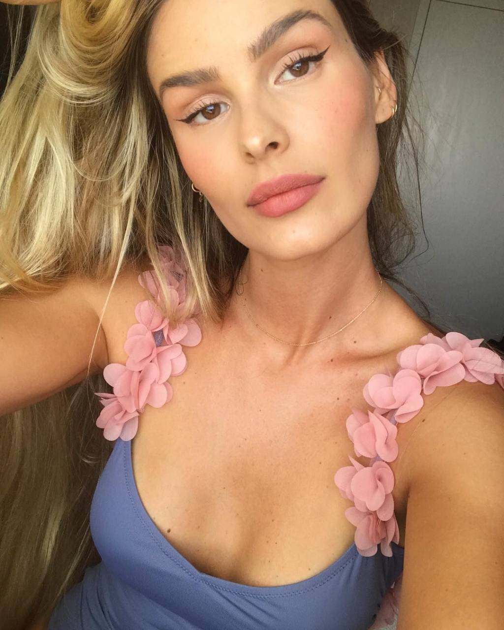 Yasmin Brunet arranca suspiros com foto seminua