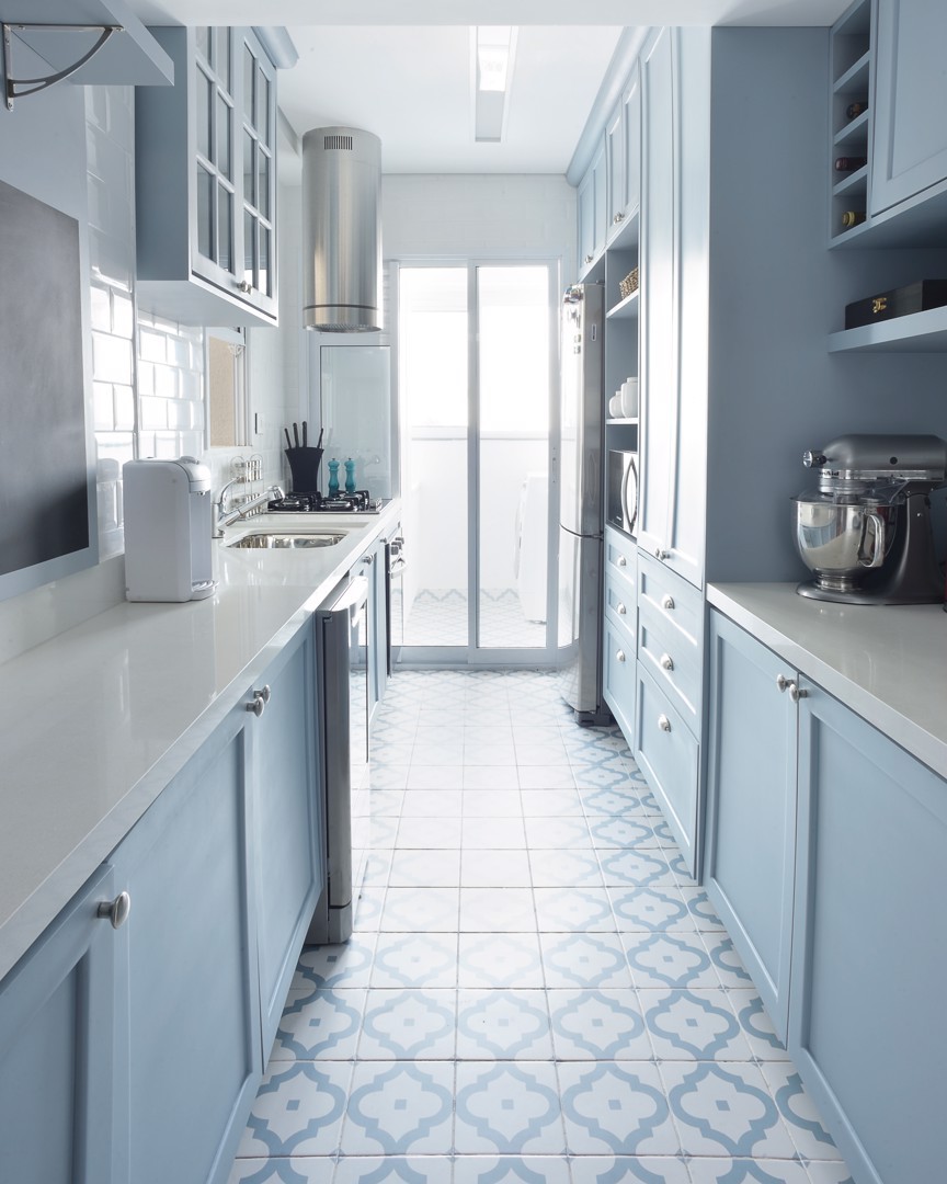 Pequena e estreita: 9 ideias para aproveitar ao máximo a cozinha corredor