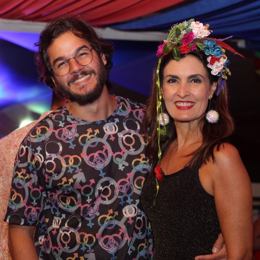 Fátima Bernardes e Túlio Gadêlha curtem folia de Recife vestidos de heróis