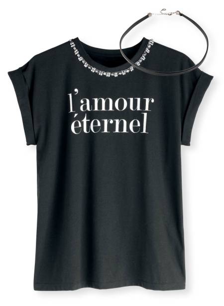 Camiseta de algodão, J. Chermann, R$ 238, tel. (11) 3073 1556. Choker de couro, Baloné, R$ 49, tel. (11) 4208 6200.